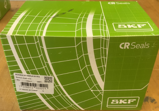 Манжетное уплотнение 65X90X10 HMSA10 RG (SKF)